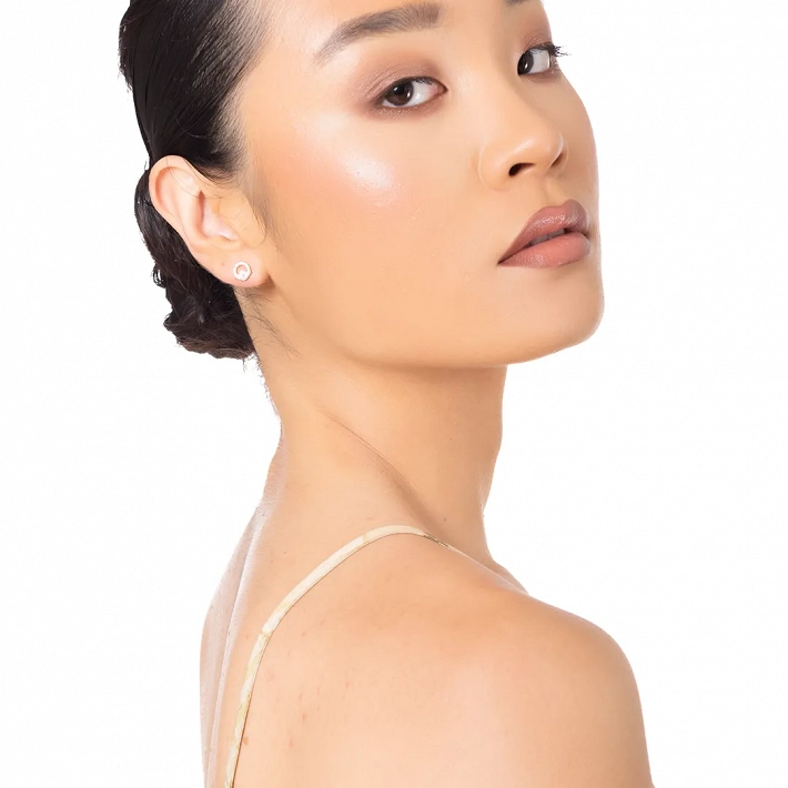 Oxzen ασημένια σκουλαρίκια καρφωτά με λευκά ζιργκόν