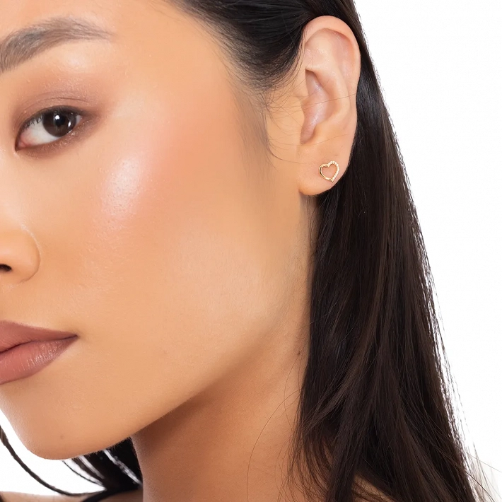 Oxzen ασημένια σκουλαρίκια καρφωτά με καρδιά και λευκά ζιργκόν