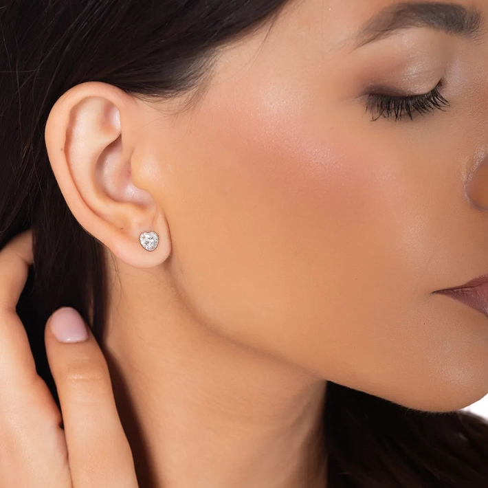 Oxzen ασημένια σκουλαρίκια καρφωτά καρδιά με λευκά ζιργκόν