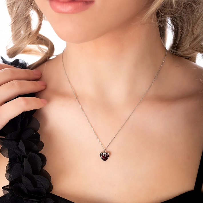 Oxzen ατσάλινο κολιέ καρδιά με κόκκινη πέτρα ζιργκόν