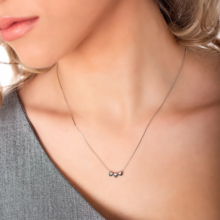 Oxzen ατσάλινο κολιέ με τρεις καρδιές