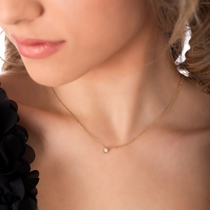 Oxzen ατσάλινο κολιέ μονόπετρο με λευκό ζιργκόν