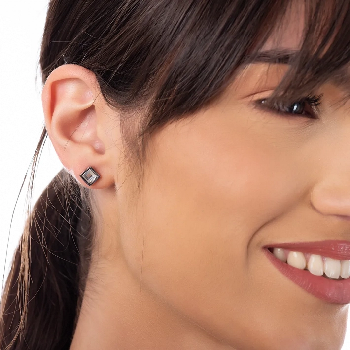 Oxzen σκουλαρίκια καρφωτά ατσάλινα τετράγωνα με λευκό ζιργκόν