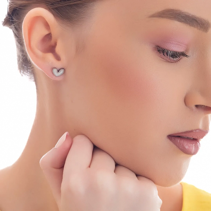 Oxzen γυναικείο σκουλαρίκι ατσάλινο καρφωτό καρδούλα με λευκό σμάλτο