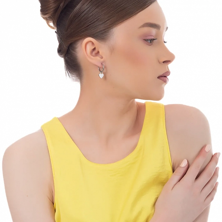 Oxzen γυναικείο σκουλαρίκι ατσάλινο με κρεμαστή λευκή καρδούλα