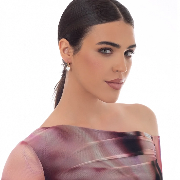 Oxzen γυναικείο σκουλαρίκι ατσάλινο με κρεμαστή λευκή καρδούλα