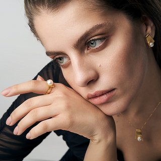 Oxzen δαχτυλίδι ασημένιο σε χρυσό χειροποίητο με ακατέργαστο μαργαριτάρι