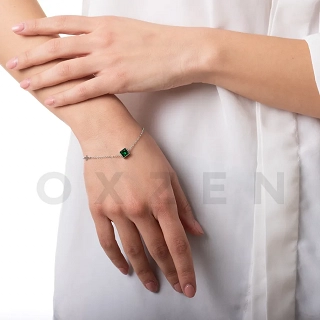 Βραχιόλι γυναικείο ατσάλινο με τετράγωνη πράσινη πέτρα ζιργκόν