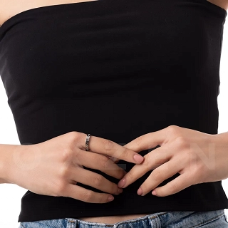 Γυναικείο δαχτυλίδι από ανοξείδωτο ατσάλι βέρα σκαλιστή με ένα λευκό ζιργκόν