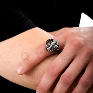 Δαχτυλίδι ανδρικό από ανοξείδωτο ατσάλι ασημί πάνθηρας με κόκκινα μάτια