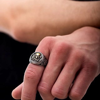 Δαχτυλίδι ανδρικό από ανοξείδωτο ατσάλι ασημόχρυσο με νεκροκεφαλή