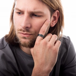 Δαχτυλίδι βέρα ανδρική από ανοξείδωτο ατσάλι, μαυρισμένη με σκάλισμα