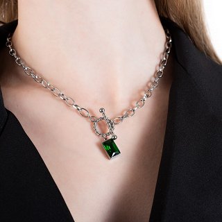 Κολιέ ατσάλινο λευκό με τετράγωνη πράσινη πέτρα ζιργκόν