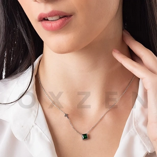 Κολιέ από ανοξείδωτο ατσάλι με σταυρό και τετράγωνη πράσινη πέτρα ζιργκόν