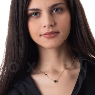 Κολιέ από ανοξείδωτο ατσάλι με σταυρό και τετράγωνη πράσινη πέτρα ζιργκόν