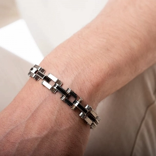 Βραχιόλι ατσάλι ανδρικό σε ασημί με μαύρο