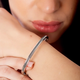 Βραχιόλι γυναικείο από ανοξείδωτο ατσάλι χειροπέδα με κούμπωμα