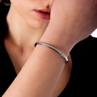 Βραχιόλι γυναικείο από ανοξείδωτο ατσάλι με λευκό ζιργκόν χειροπέδα με κούμπωμα