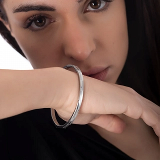 Βραχιόλι γυναικείο από ανοξείδωτο ατσάλι χειροπέδα με κούμπωμα