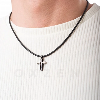 Κολιέ σταυρός ατσάλι ανδρικός σε ασημί με μαύρο με καουτσούκ