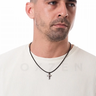 Κολιέ σταυρός ατσάλι ανδρικός σε ασημί με μαύρο με καουτσούκ