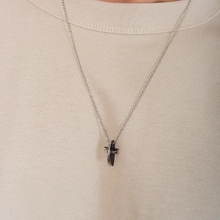 Κολιέ σταυρός ανδρικός από ανοξείδωτο ατσάλι ασημί με μαύρο και με ένα λευκό ζιργκόν