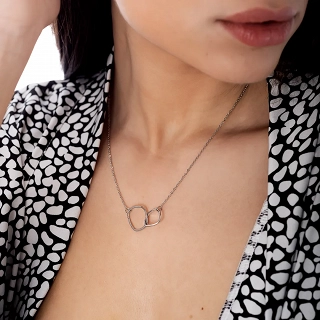 Κολιέ ατσάλινο με ιδιαίτερο σχήμα