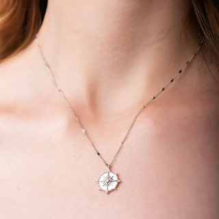 Oxzen κολιέ ασημένιο πυξίδα με φίλντισι και λευκά ζιργκόν