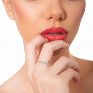 Oxzen ασημένιο δαχτυλίδι βέρα με λευκά ζιργκόν