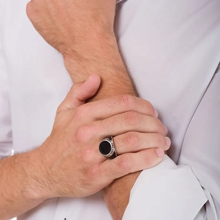 Oxzen ανδρικό δαχτυλίδι από ασήμι επιπλατινωμέμο με στρογγυλή μαύρη πέτρα αχάτη