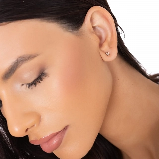 Oxzen ασημένια σκουλαρίκια καρφωτά μικρή καρδιά με λευκά ζιργκόν