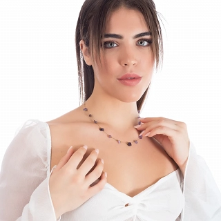 Oxzen ατσάλινο κολιέ επιχρυσωμένο με ακανόνιστους μωβ ημιπολύτιμους λίθους