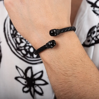 Oxzen δερμάτινο ανδρικό βραχιόλι ατσάλινο μαύρο με δύο νεκροκεφαλές