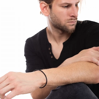 Oxzen Unisex βραχιόλι ατσάλινο με λεπτό διακριτικό δέρμα σε μαύρο