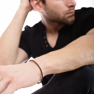 Oxzen Unisex βραχιόλι ατσάλινο με λεπτό διακριτικό δέρμα σε καφέ